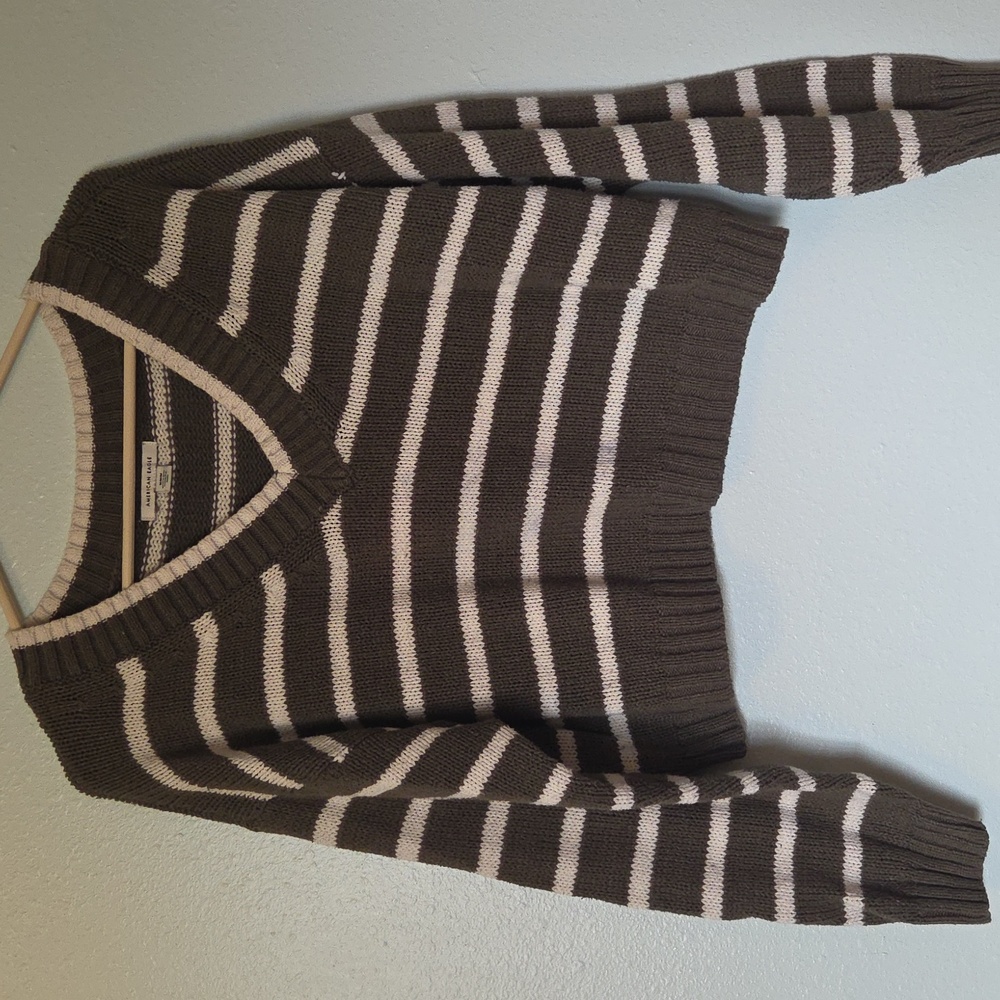 American Eagle Outfitters V-Neck Sweater - Dark Green and Cream - Size Medium